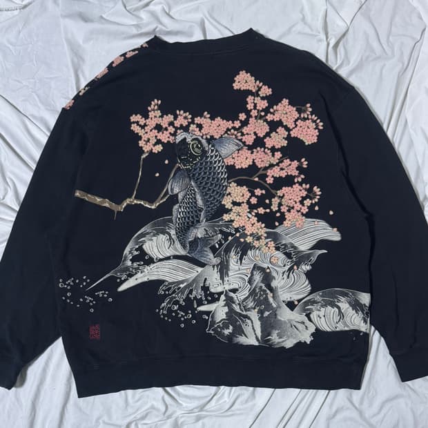 카라쿠리 타마시 코이 사쿠라 스웨트셔츠