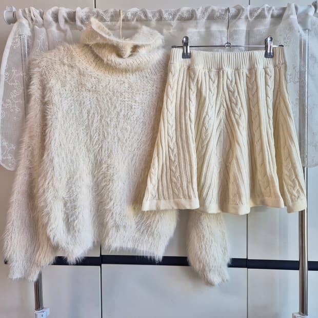 폭닥 화이트 윈터 세트 | 목폴라니트, 아이보리꽈배기니트스커트