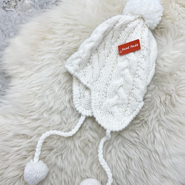 퓨어 화이트 이어플랩 방울 비니