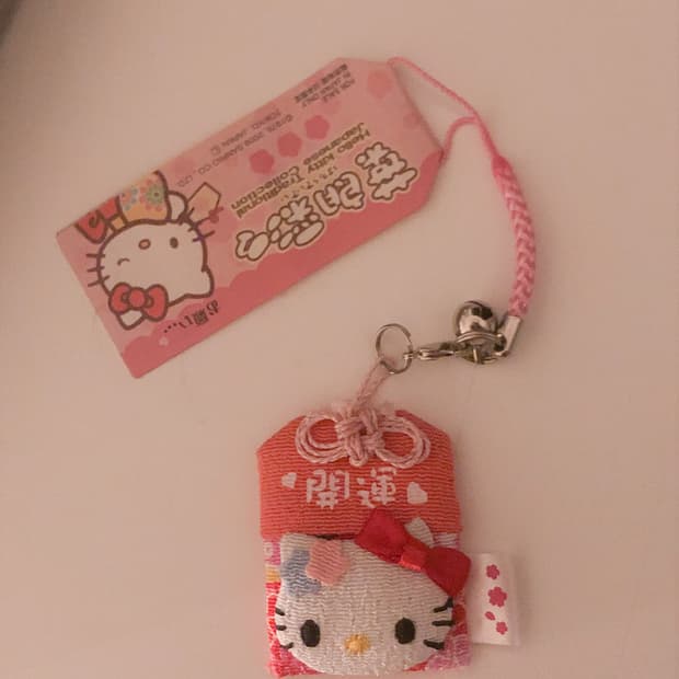 헬로키티 부적 키링 & 폼폼푸린 렌티큘러 뱃지
