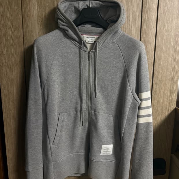 톰브라운 24SS 사선완장 후드집업 그레이 