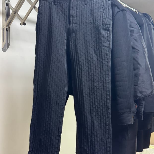 [S] 꼼데가르송 옴므플러스 스트라이프 엠보 패턴 폴리 팬츠