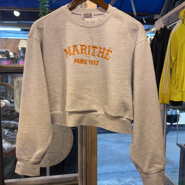 마리떼 프랑소와 저버 멜란지 크롭 맨투맨