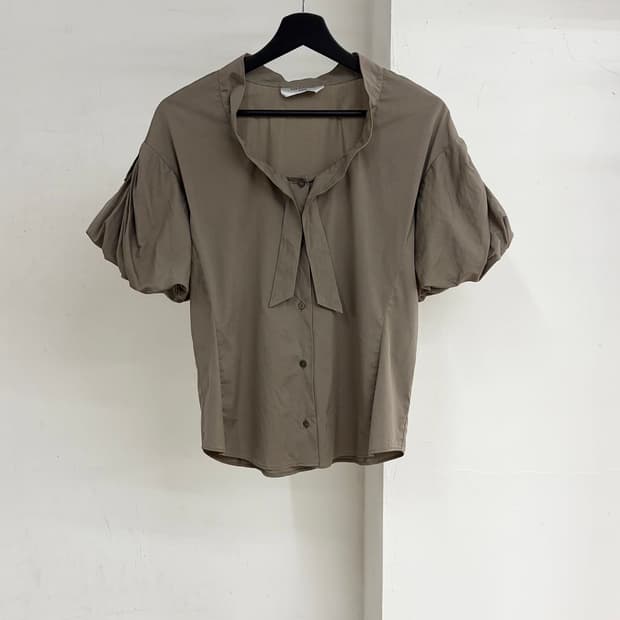 발렌티노 베이지 셔링 하프 블라우스