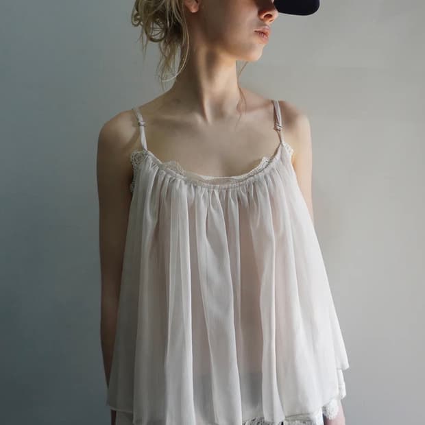 썬번프로젝트 ANGLED LACE SLEEVELESS BLOUSE