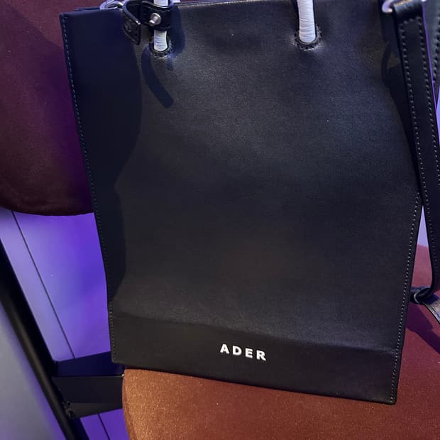 아더에러 쇼퍼백 M 사이즈