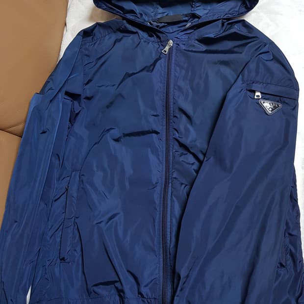 프라다 삼각로고 바람막이 자켓 네이비