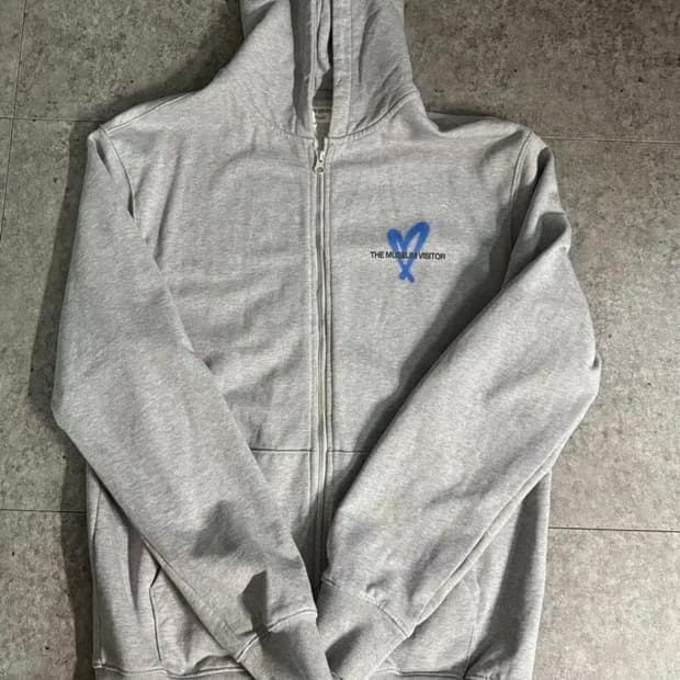 투어스 더뮤지엄비지터 후드집업