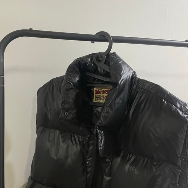 MONOHLOW 패딩 조끼 블랙