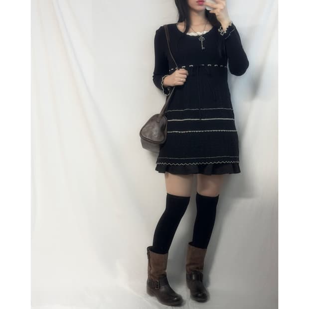 스티치 디테일 펀칭 울 니트 원피스