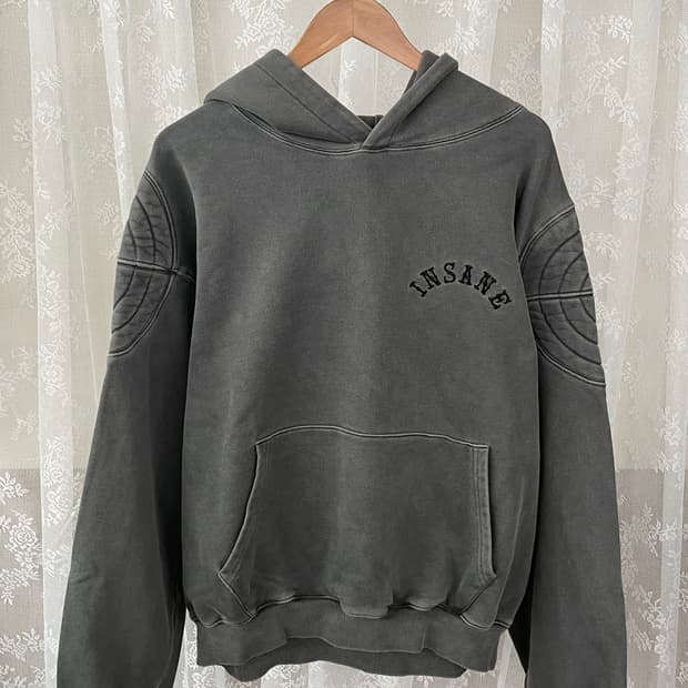 2) 인세인개러지 패디드 숄더 후드 차콜