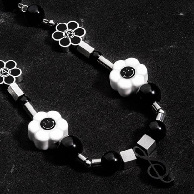 살루트 이베몹 셰인곤잘레스 목걸이