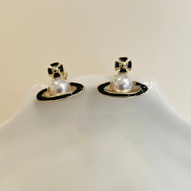 비비안웨스트우드 업사이클링 진주 블랙우주선 귀걸이