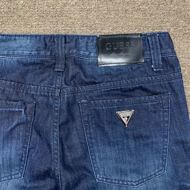 [33] 게스 블랙 메탈플레이트 테이퍼드핏 데님팬츠