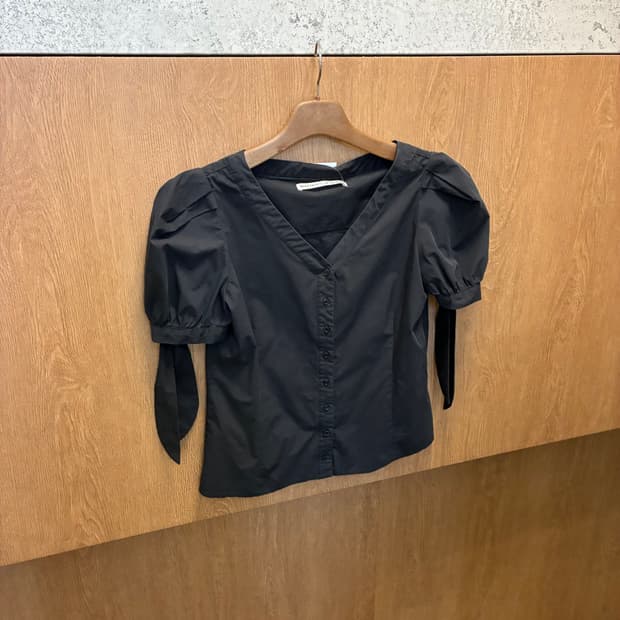 빈티지 반팔 크롭 블라우스 브이넥 퍼프 슬리브 타이 디테일 블랙 k403