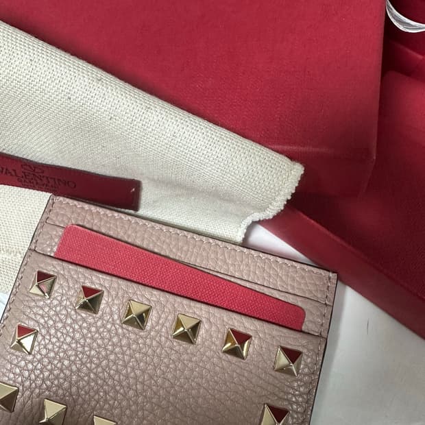 발렌티노 락스터드 그레이니 카프스킨 카드지갑 뿌드르