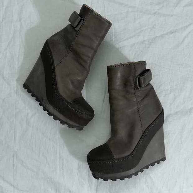 아크네 초기 웨지힐 스트랩 앵클부츠