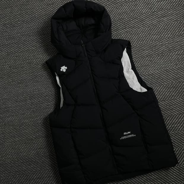 데상트 러닝 다운 후드 패딩 베스트 블랙 y 4278