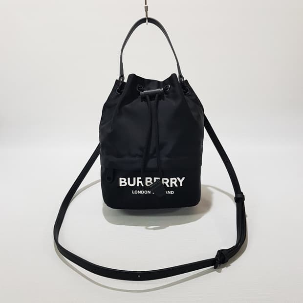 버버리 포이베 파우치 버킷백 블랙 
