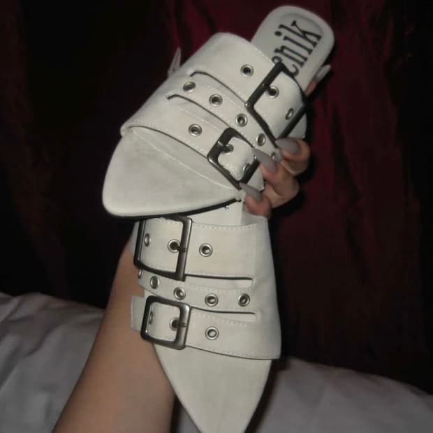 이크닉 r. 907 three belted heels / ivory