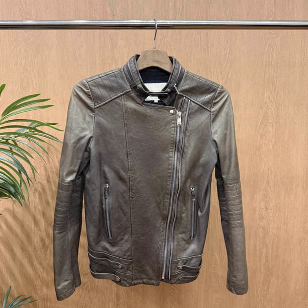 마쥬 양가죽 라이더 자켓 사선 지퍼 어깨 퀄팅 패턴 디테일 브라운