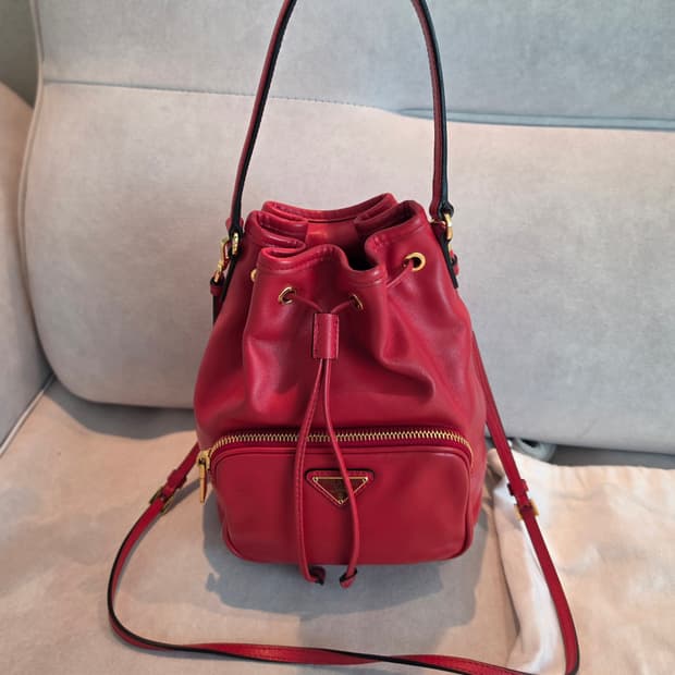 프라다 듀엣 레더 버킷백 크로스백 레드