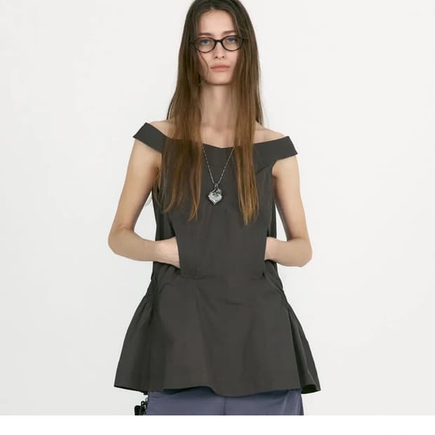 로우클래식 오프숄더 셔링 블라우스