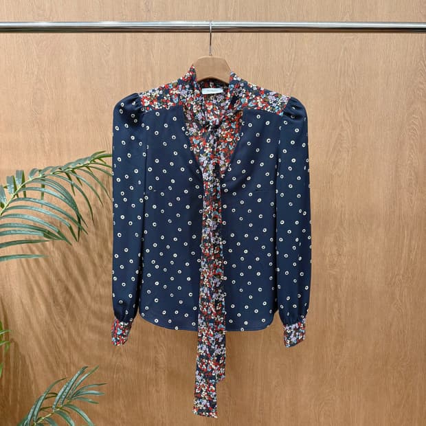 막스앤코 플라워 패턴 도트 믹스 블라우스 리본 타이 넥 디테일 네이비