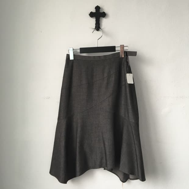 Unbalanced line detail skirt