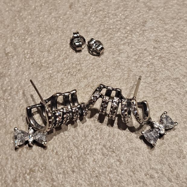 반짝임이 예쁜 925실버 리본 귀걸이 새제품