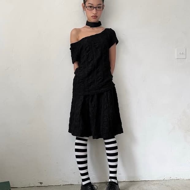 버터니 텍스처 오프숄더 티셔츠 (Black)