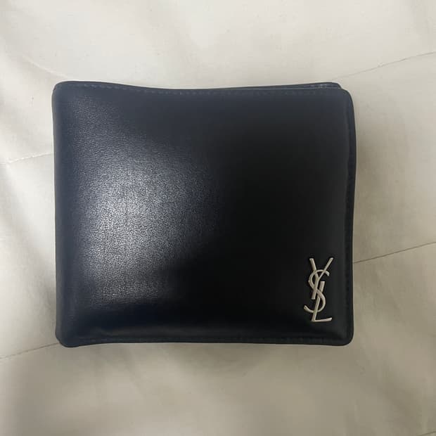 생로랑 매트 레더 타이니 카산드라 이스트/웨스트 지갑 블랙