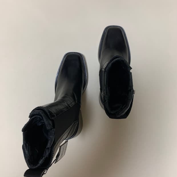 maje의 스퀘어 토 앵클 부츠입니다