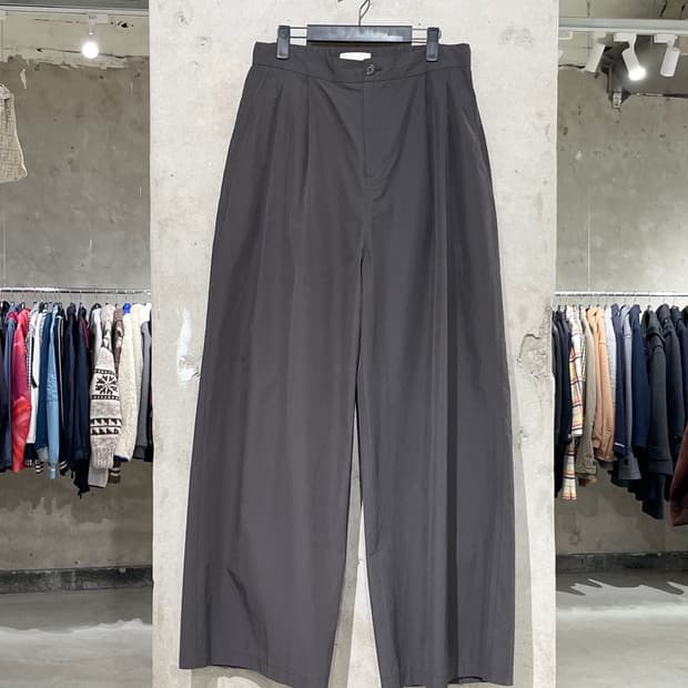 아모멘토 차콜 24S/S 투 턱 와이드 팬츠