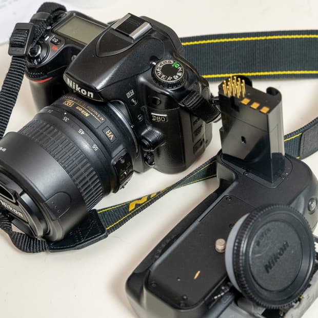 작례 O) 니콘 D80 DSLR 카메라 + 배터리 그립 + 렌즈