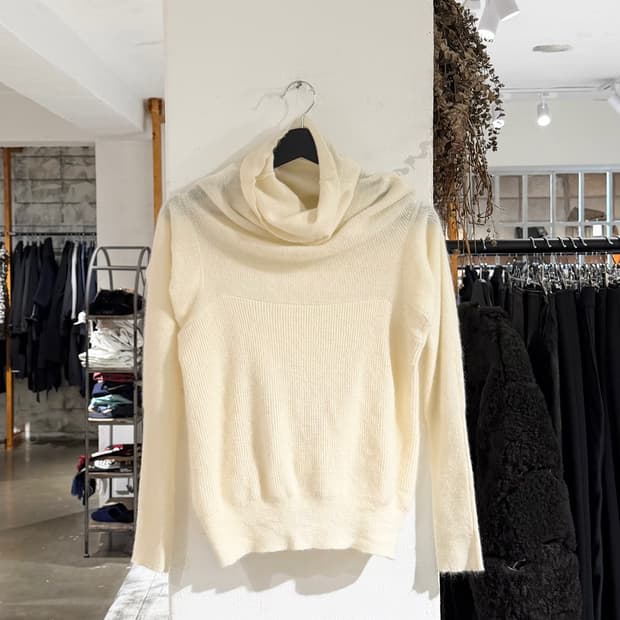 자크뮈스 아이보리 모헤어 백 컷아웃 니트 