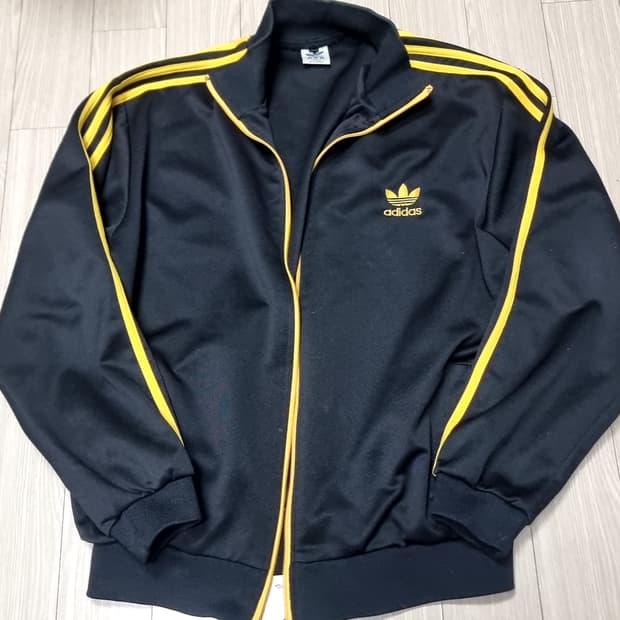 아디다스 검정/노랑 트랙탑(105)