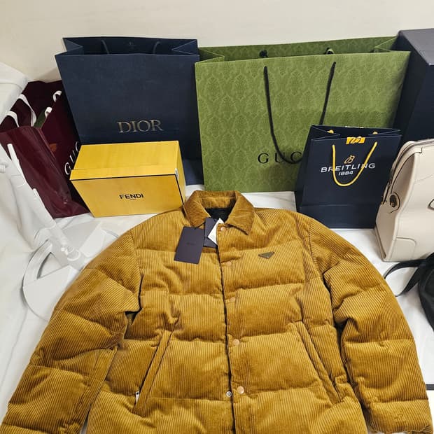(새상품)프라다 코듀로이 패딩팝니다