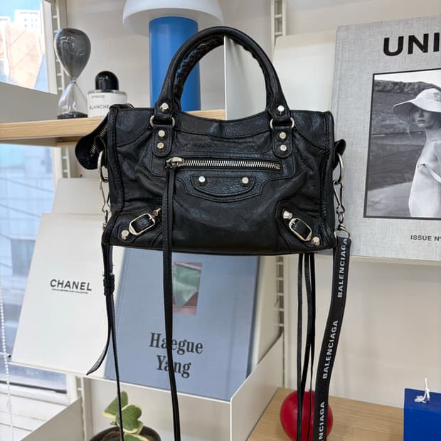 [A 정품] 발렌시아가 시티 모터백 미니 블랙 로고스트랩