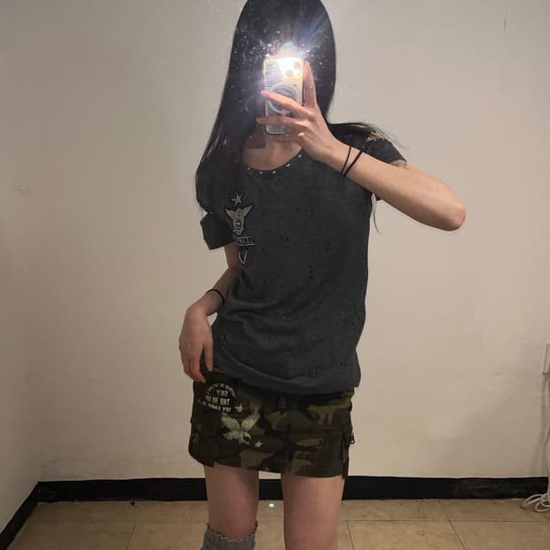 •00‘s P2K 소매 슬릿 스터드 반팔 티셔츠