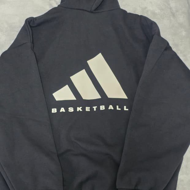 아디다스 바스켓볼 in4243 s사이즈 판매합니다.