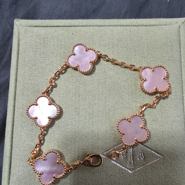 반클리프 엷은핑크자개 팔찌입니다