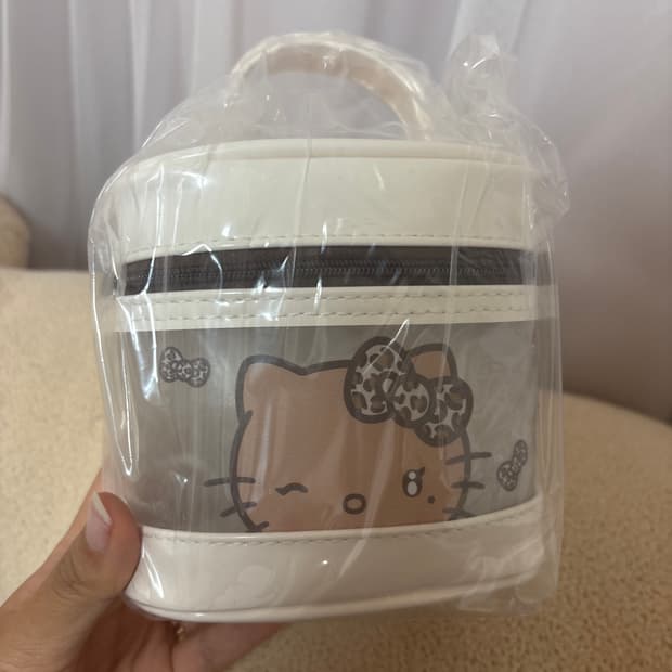 웨이크메이크 갸루 키티 파우치 판매합니다