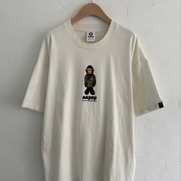 Aape 에이프 아이보리 메디콤보이 그래픽 티셔츠