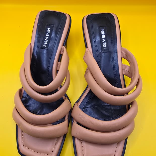 나인웨스트 패딩 스트랩 슬리퍼 230 / 굽5cm