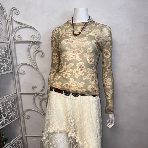 Rectangle blanc cream floral mesh blouse