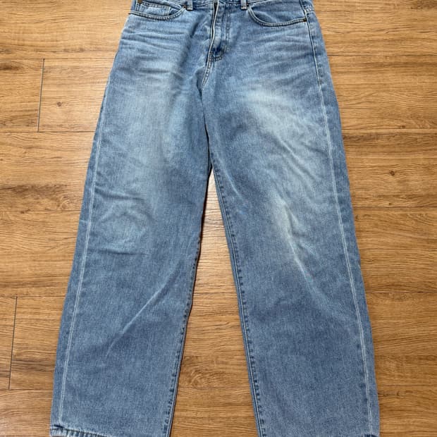 비이커 오리지널 세미오버핏 연청 데님