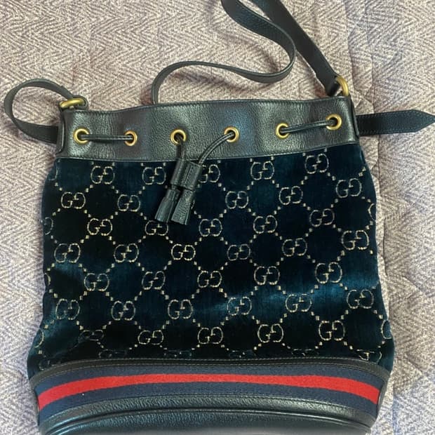 구찌 GG 벨벳 버킷백 네이비