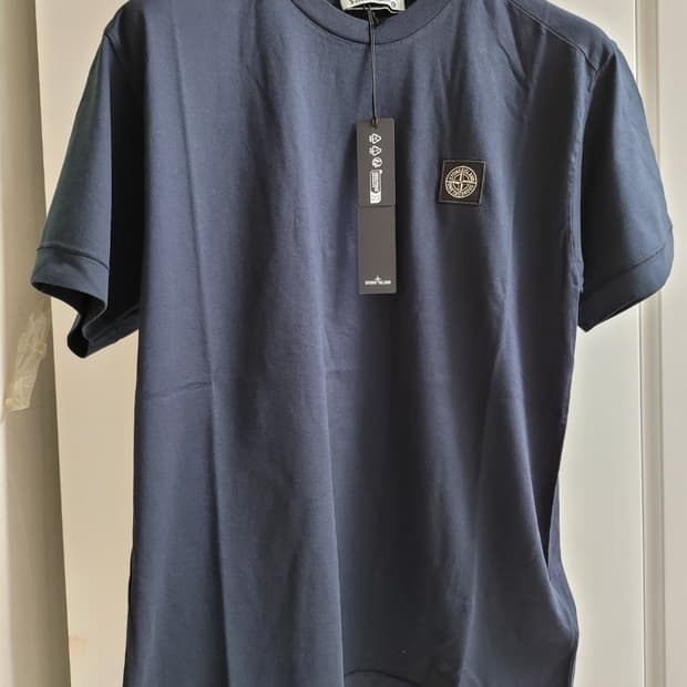 [제목] 옷장 속 '치트키'가 될 한 벌, 스톤아일랜드 네이비 로고 티셔