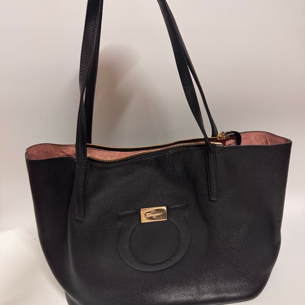 페라가모 블랙 가죽 간치니 숄더백